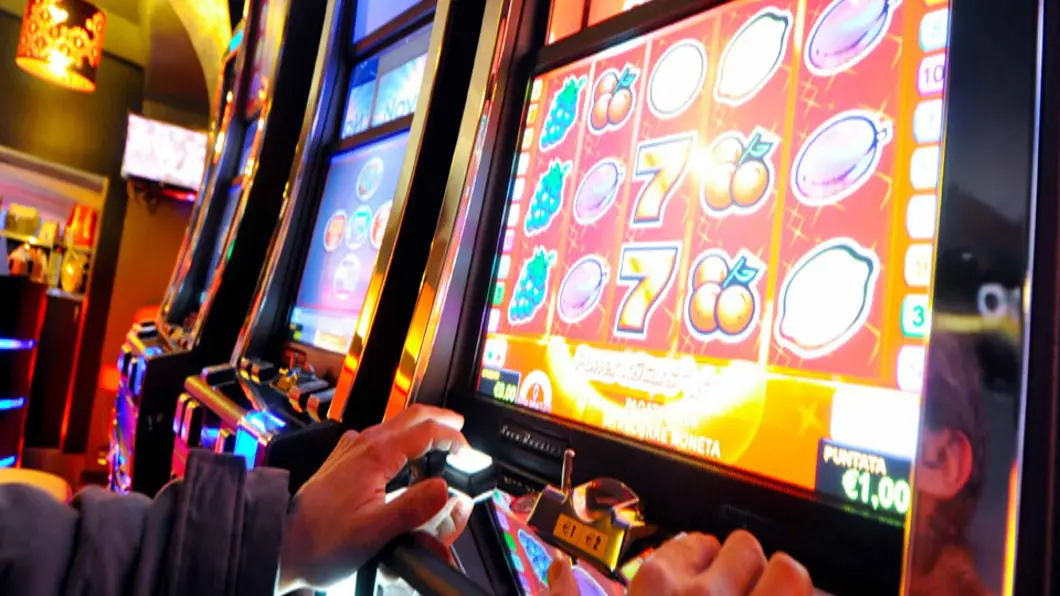 Foto generica di giocatore gioco videopoker slot machine. Immagine pubblicata il 06.06.2016