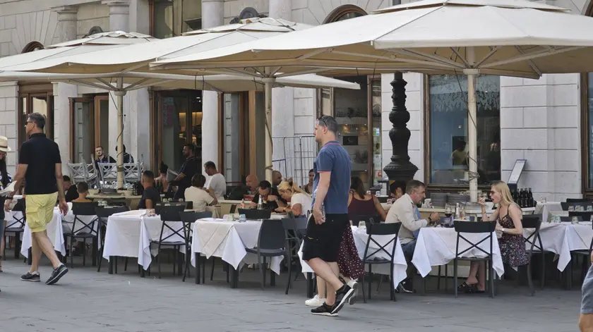 I tavoli della trattoria Caprese in piazza della Borsa (foto Andrea Lasorte)