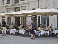 I tavoli della trattoria Caprese in piazza della Borsa (foto Andrea Lasorte)