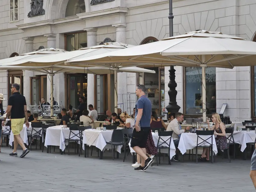 I tavoli della trattoria Caprese in piazza della Borsa (foto Andrea Lasorte)