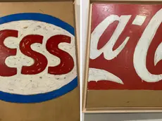 A sinistra il dipinto Esso e, a destra, Coca Cola