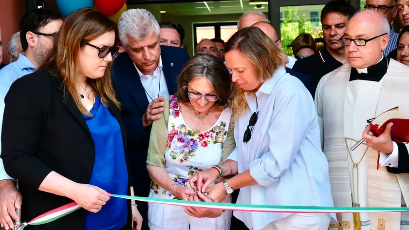 Il taglio del nastro lunedì mattina (foto Massimo Silvano)