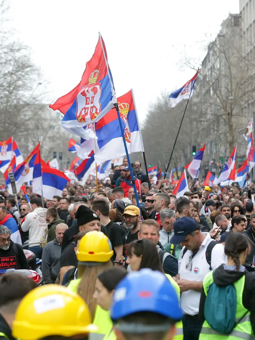 Una delle tante manifestazioni di protesta che si sono susseguite a Belgrado Epa
