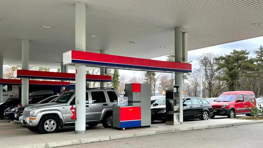 https://images.ilpiccolo.it/view/acePublic/alias/contentid/1rz6bf3ciygo9xo05if/0/copia-di-copy-of-copia-di-copy-of-slovenia-benzina_basovizzasilvano.webp?f=16%3A9&amp;w=840