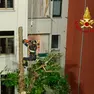 I vigili del fuoco al lavoro in via del Veltro