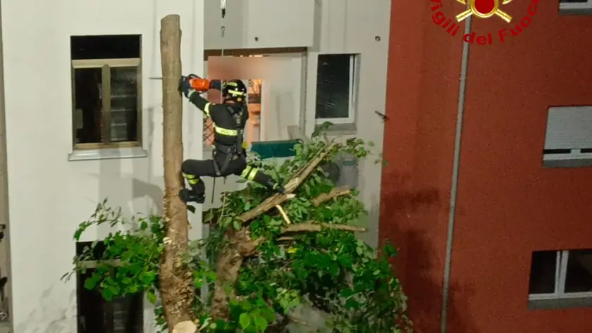 I vigili del fuoco al lavoro in via del Veltro