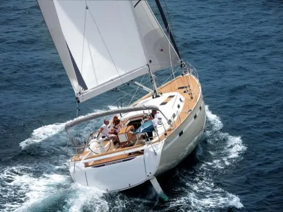 Una barca a vela:per le nuove patenti scatterà la stretta in Croazia