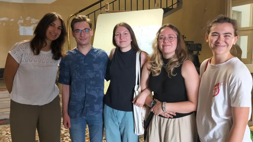 Un gruppo di maturandi al liceo Dante di Trieste