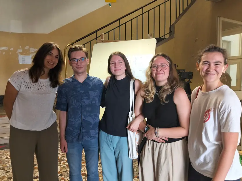 Un gruppo di maturandi al liceo Dante di Trieste
