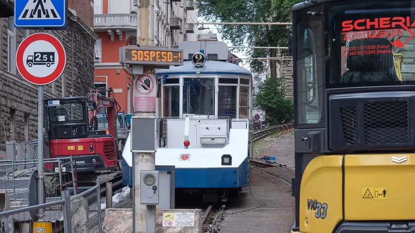 Il tram di Opicina fermo all’inizio del tratto di funicolare (foto Massimo Silvano)