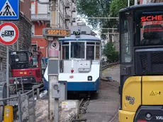 Il tram di Opicina fermo all’inizio del tratto di funicolare (foto Massimo Silvano)
