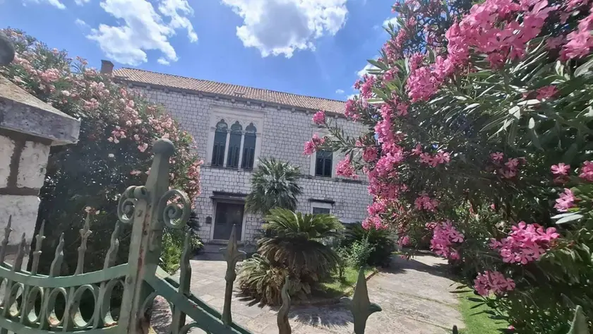 https://images.ilpiccolo.it/view/acePublic/alias/contentid/1s07qxdpzzminaapbpr/0/villaslobodnadamacija.webp?f=16%3A9&amp;w=840