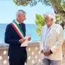 Il momento della premiazione del primo cittadino all’ospite illustre che ha una casa sull’isola