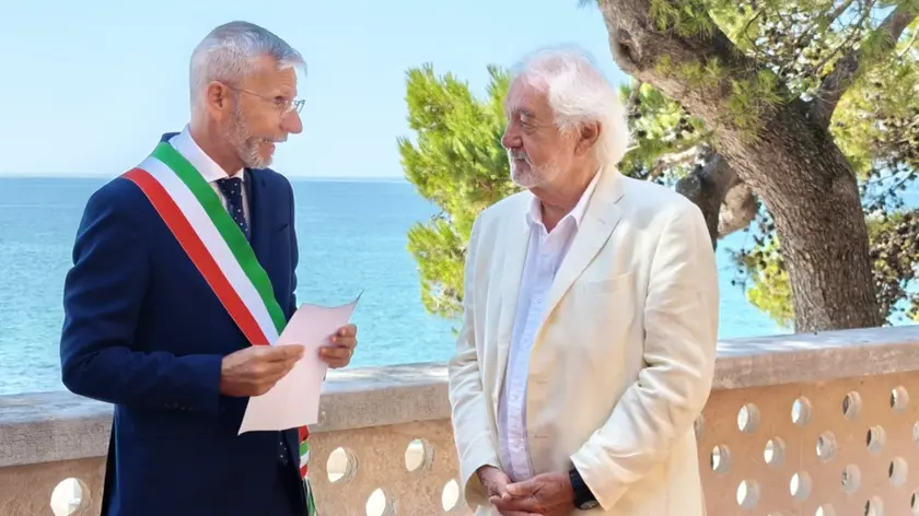 Il momento della premiazione del primo cittadino all’ospite illustre che ha una casa sull’isola