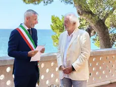 Il momento della premiazione del primo cittadino all’ospite illustre che ha una casa sull’isola