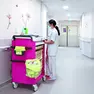 Una sanitaria al lavoro nella corsia di un ospedale