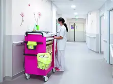 Una sanitaria al lavoro nella corsia di un ospedale