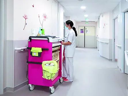 Una sanitaria al lavoro nella corsia di un ospedale