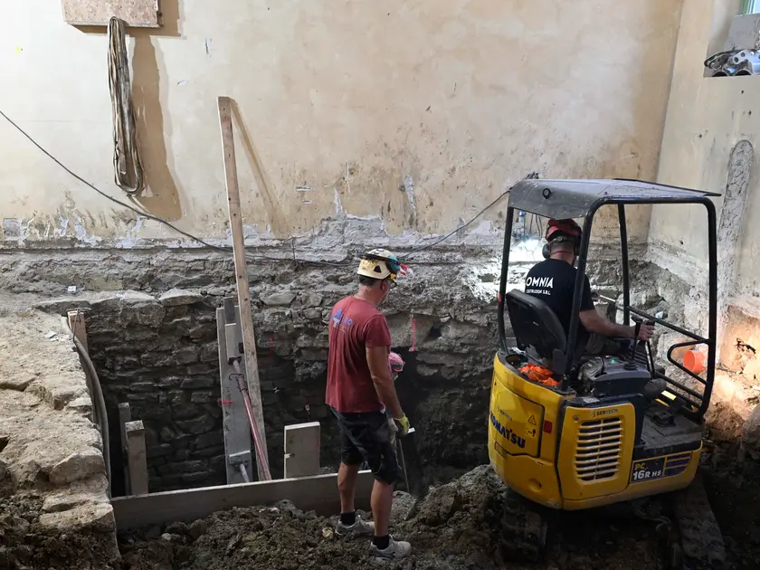 Il sopralluogo della IV Commissione nel cantiere di via Tigor, tra impalcature e scavi archeologici (Bruni)