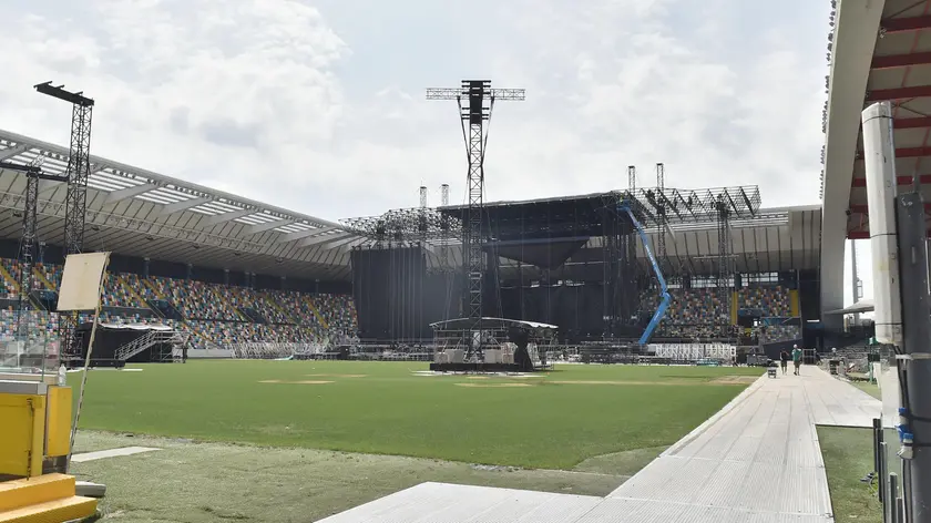 Ultimi preparativi al Bluenergy Stadium per il concerto di Vasco. Foto Petrussi