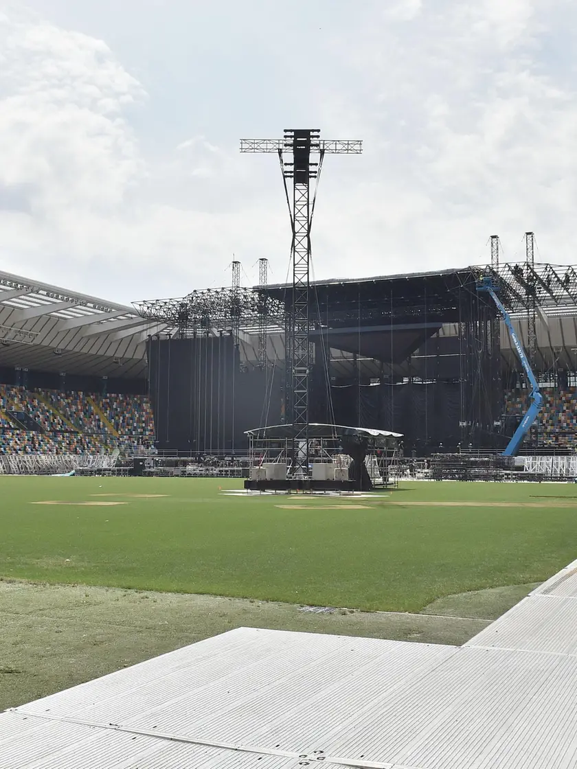 Ultimi preparativi al Bluenergy Stadium per il concerto di Vasco. Foto Petrussi