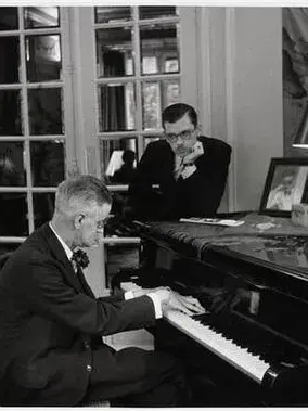 James Joyce suona il piano davanti al figlio Giorgio