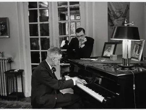 James Joyce suona il piano davanti al figlio Giorgio
