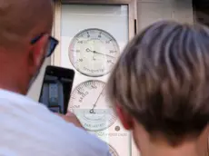 Anche il termometro diventa occasione di fotografia per i turisti Foto Silvano