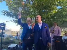 Il momento del brindisi. Foto Petrussi