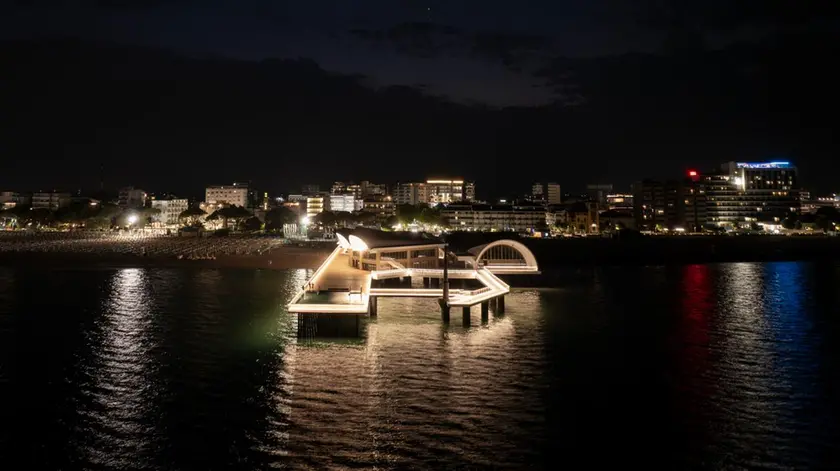 Una serie di suggestive immagini immortalate durante i test per l’accensione che sono stati effettuati a Terrazza a Mare, illuminata da cinquecento metri di led che assicurano alla struttura un colpo d’occhio indimenticabile di notte