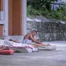 Migranti all’addiaccio sotto la pensilina di largo Santos in Porto Vecchio Foto Massimo Silvano