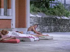 Migranti all’addiaccio sotto la pensilina di largo Santos in Porto Vecchio Foto Massimo Silvano