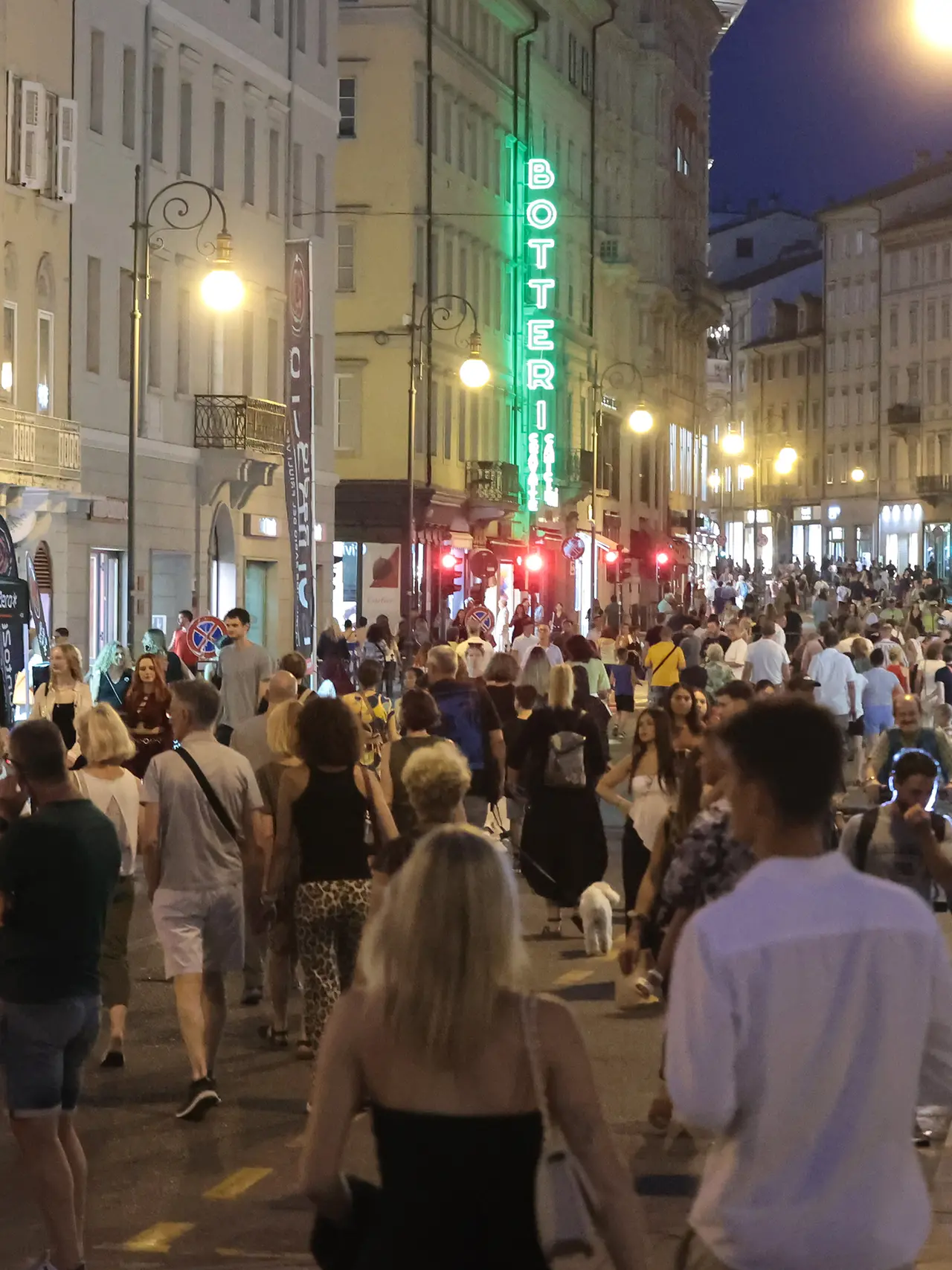 L’iniziativa della Notte dei Saldi della scorsa estate, con corso Italia pedonale (foto Andrea Lasorte)
