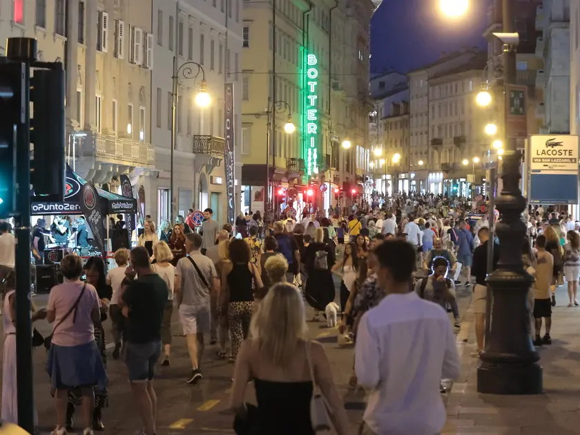 L’iniziativa della Notte dei Saldi della scorsa estate, con corso Italia pedonale (foto Andrea Lasorte)