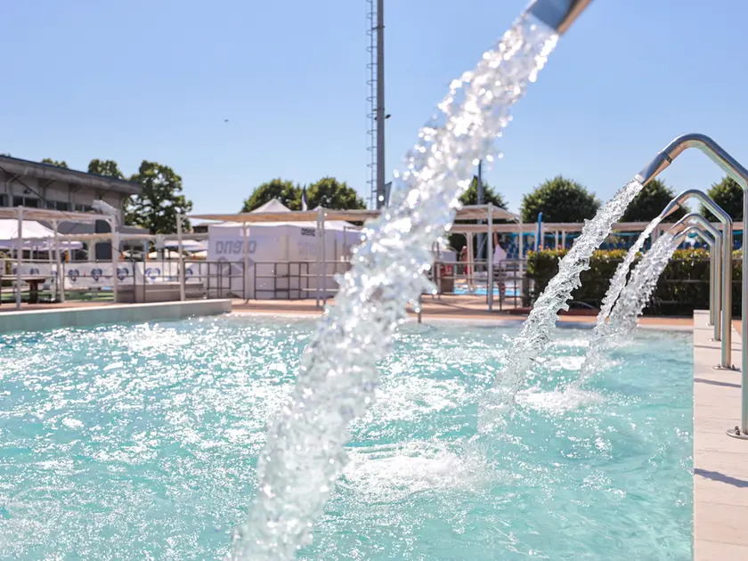 Gli esterni della piscina comunale di Gorizia (Tibaldi)
