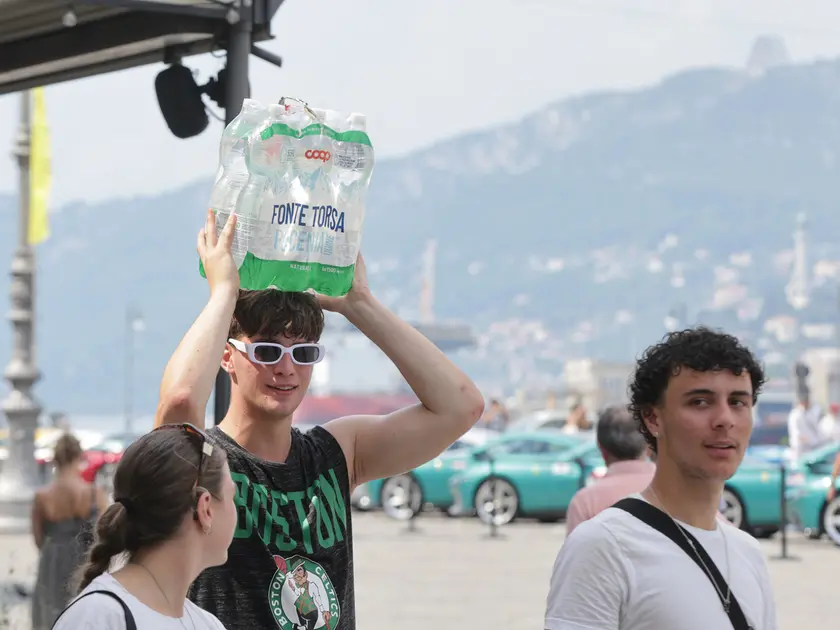Scorta d'acqua contro il grande caldo a Trieste (Lasorte)