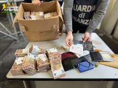 I soldi e documenti falsi sequestrati dalla Guardia di Finanza