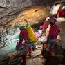 I soccorritori speleologi si addentrano nella grotta dei venti a Claut, scoperta tre mesi fa