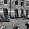 Cittadini in attesa davanti al centro civico di via del Teatro Romano (Lasorte)