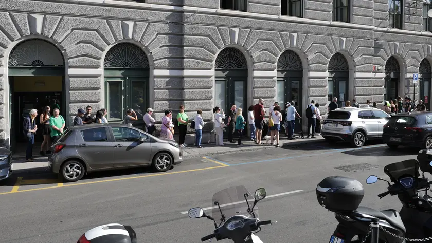 Cittadini in attesa davanti al centro civico di via del Teatro Romano (Lasorte)
