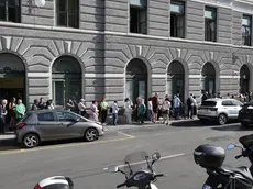 Cittadini in attesa davanti al centro civico di via del Teatro Romano (Lasorte)