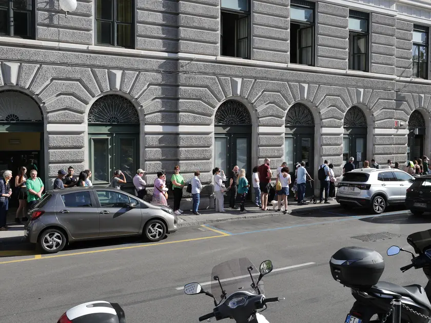 Cittadini in attesa davanti al centro civico di via del Teatro Romano (Lasorte)