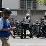 Alcuni cantierini escono dai cancelli alle 14 nella giornata di martedì 30 giugno. Foto Katia Bonaventura