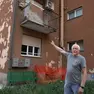 Paolo Gaiardo indica lo stato delle facciate. Foto Bonaventura