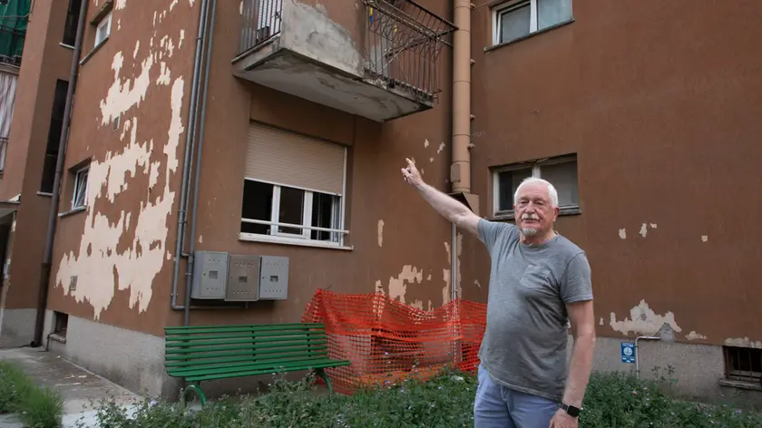 Paolo Gaiardo indica lo stato delle facciate. Foto Bonaventura