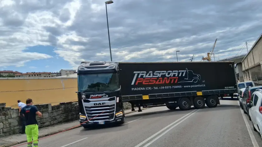 Tir di traverso in via caduti del lavoro