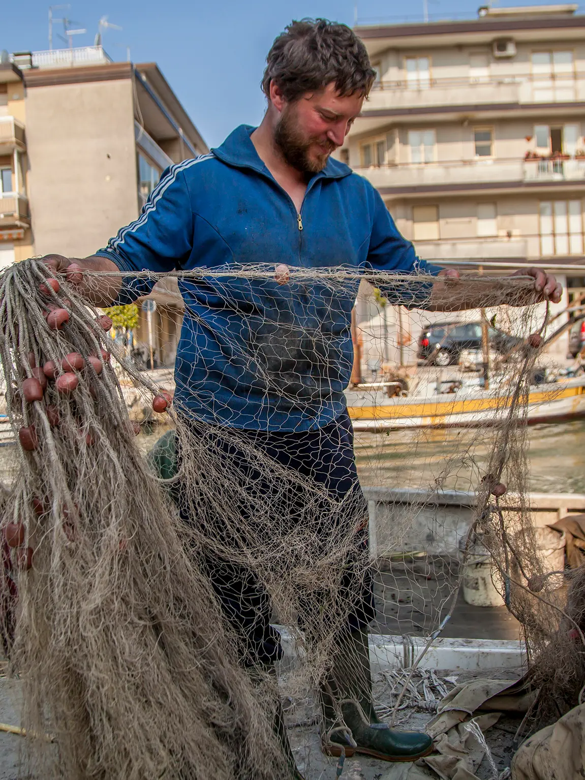 Un pescatore di Grado sistema le reti alla fine dell’attività di pesca. Foto di Katia Bonaventura