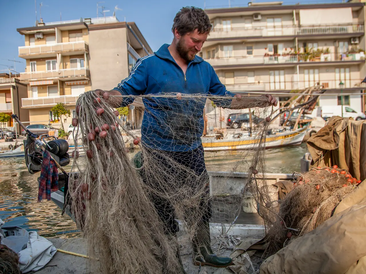 Un pescatore di Grado sistema le reti alla fine dell’attività di pesca. Foto di Katia Bonaventura