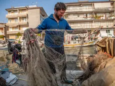 Un pescatore di Grado sistema le reti alla fine dell’attività di pesca. Foto di Katia Bonaventura