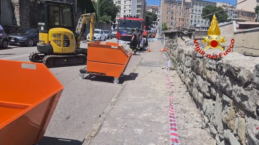 Un autoarticolato si sgancia e finisce contro il muro di cinta in via Caduti sul lavoro, nessuna persona coinvolta